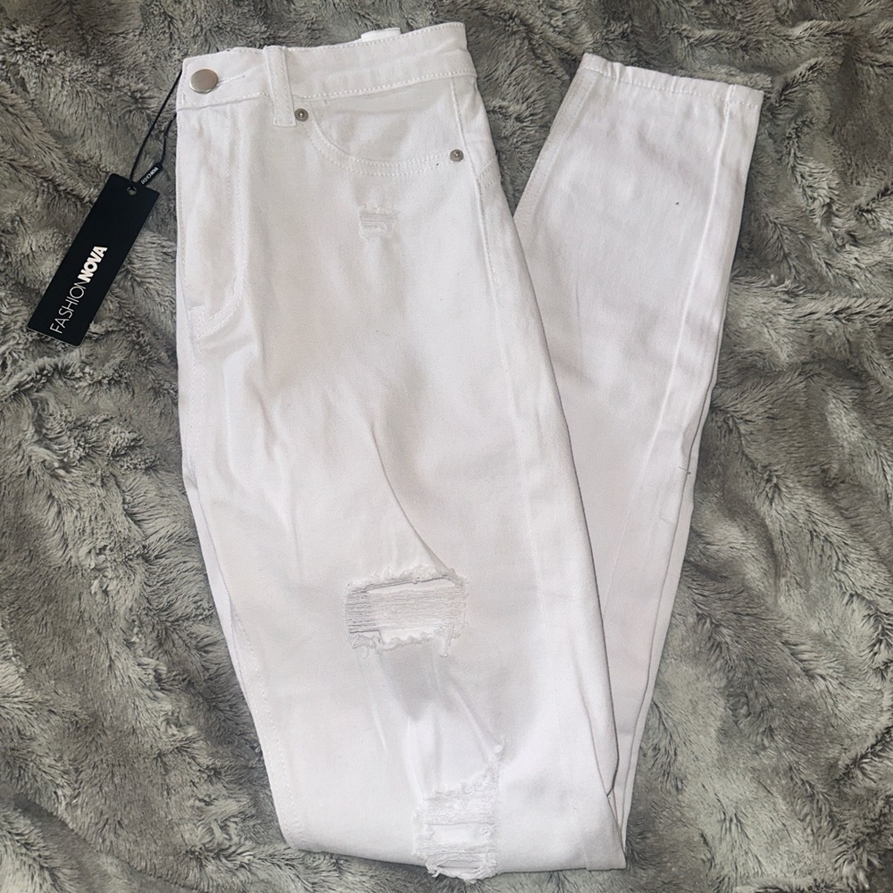 BRAND NEW women’s size 7 white booty lifting ripped high rise skinny jeans